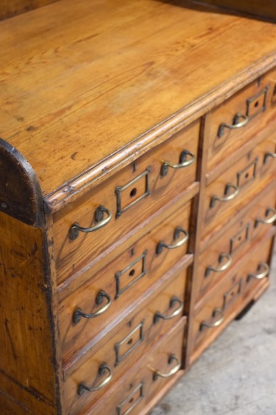 meuble de metier ancien fin XIXieme siecle a 8 grand tiroirs en bois et poignées laiton.